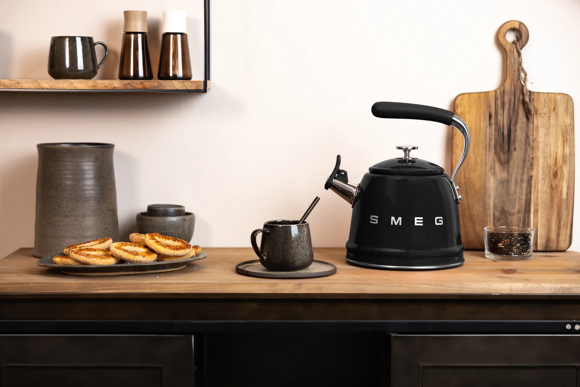 Smeg 50's Style vandkedel med fløjte, Black Smeg