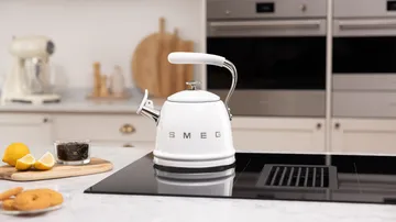 Smeg 50's Style vandkedel med fløjte - White - Smeg
