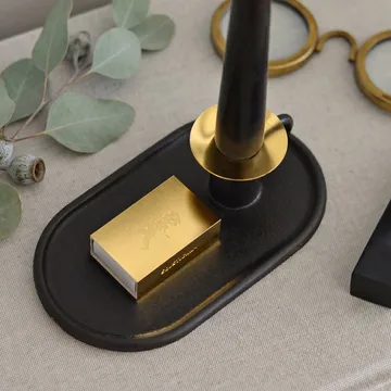 Kammarljusstage med tændstikæskeholder - Sort - Solstickan Design