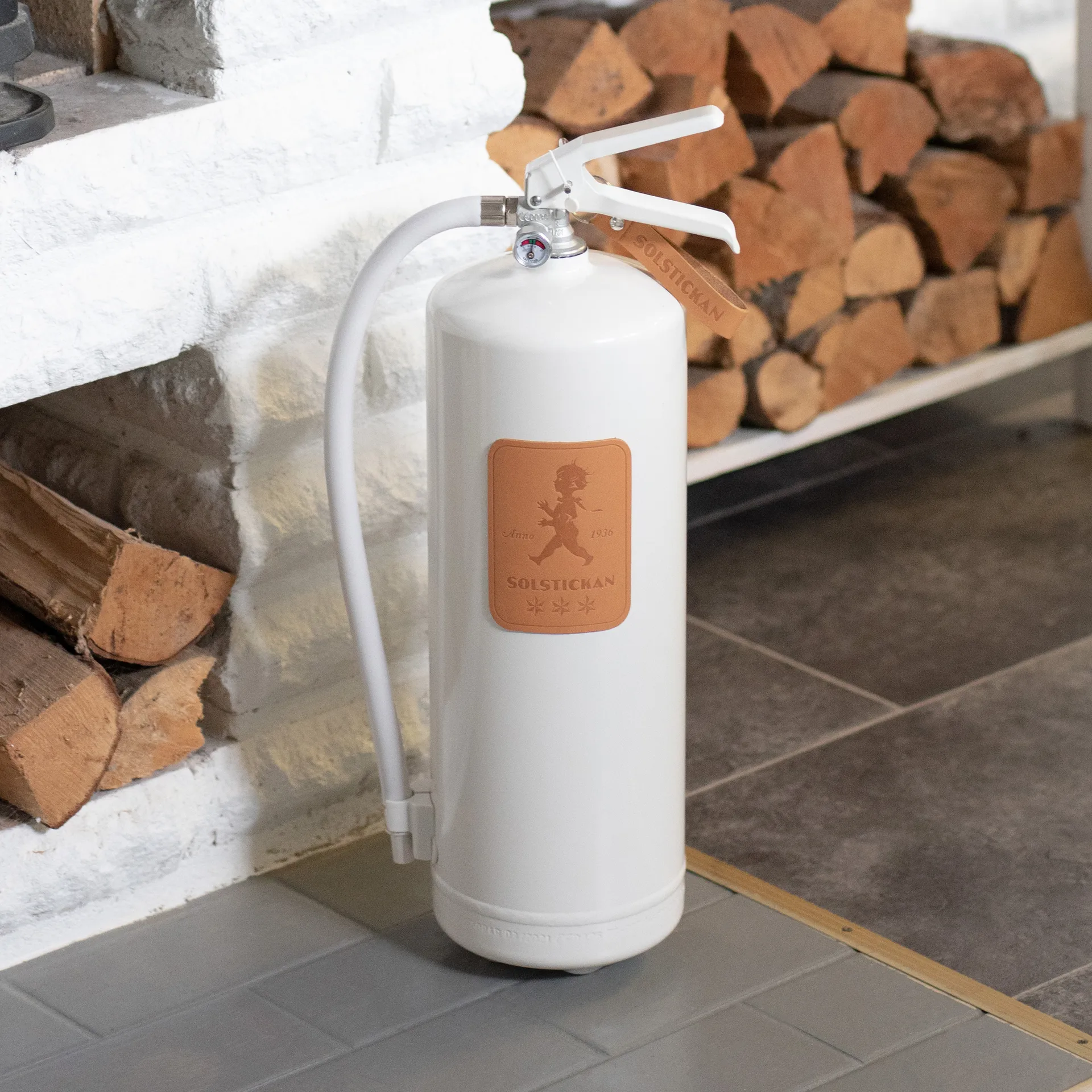 Solstickan ildslukker 6 kg, Hvid-lyst læder Solstickan Design