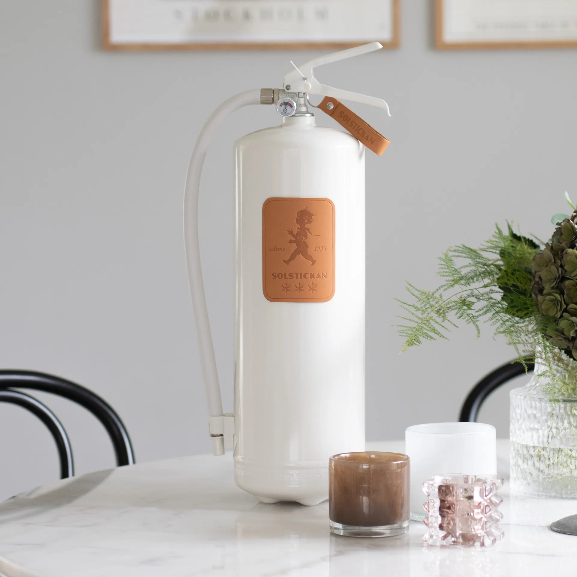 Solstickan ildslukker 6 kg, Hvid-lyst læder Solstickan Design
