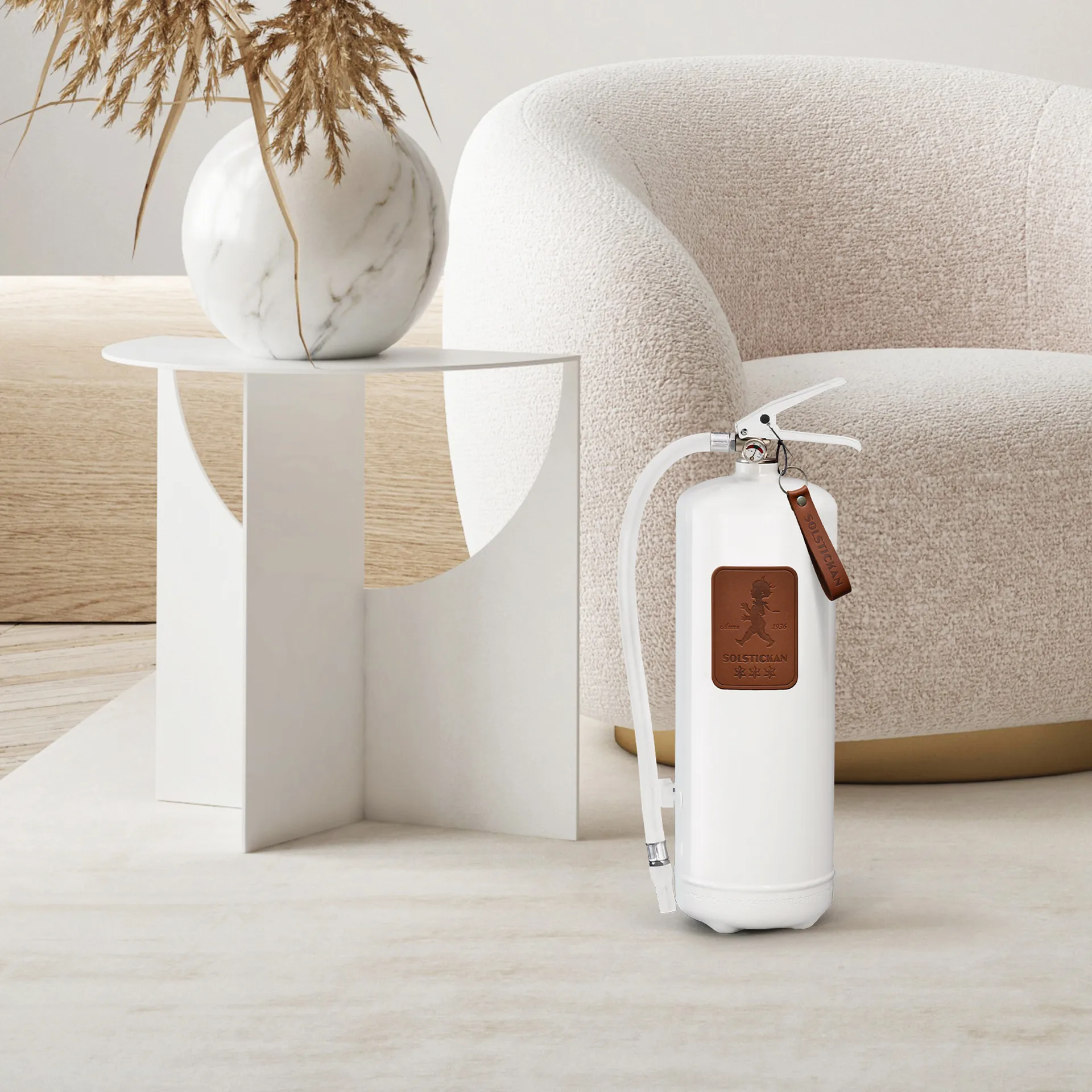 Solstickan ildslukker 6 kg, Hvid-mørkbrunt læder Solstickan Design