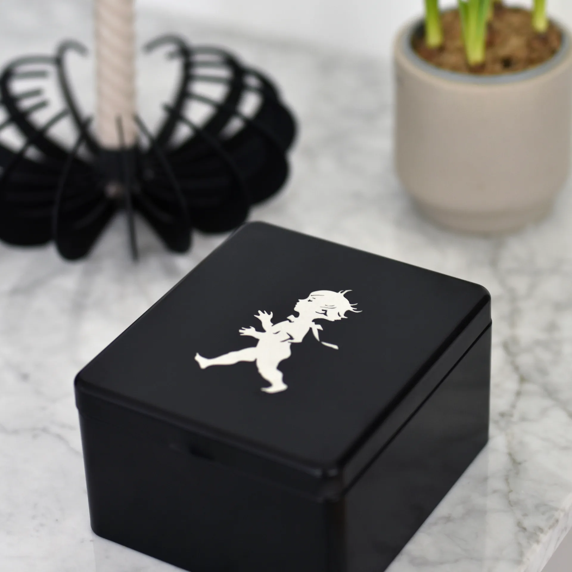 Solstickan teæske med rum 13,6x15,6 cm, Sort Solstickan Design