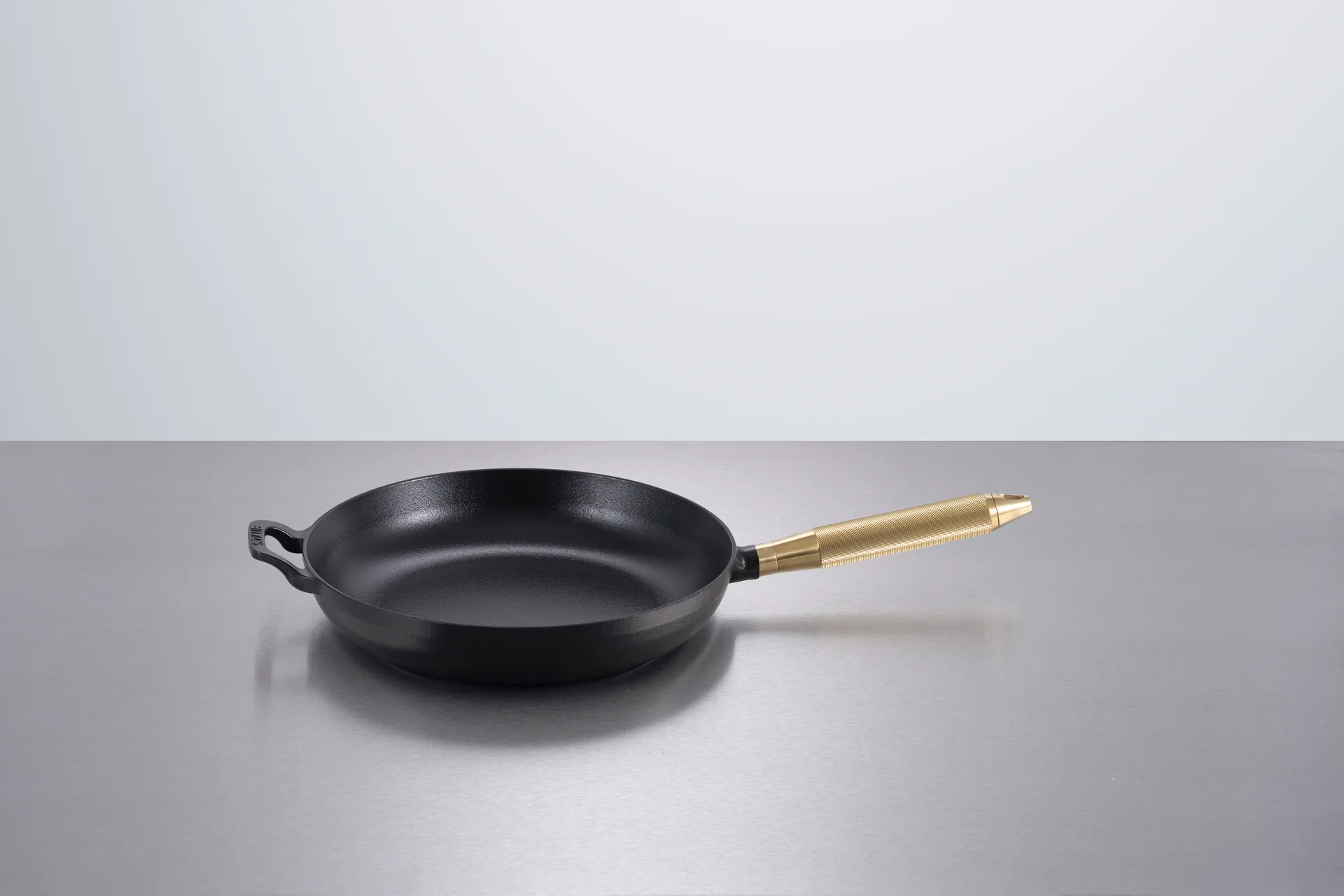 Buster & Punch stegepande støbejern sort Ø28 cm, Messinghåndtag STAUB