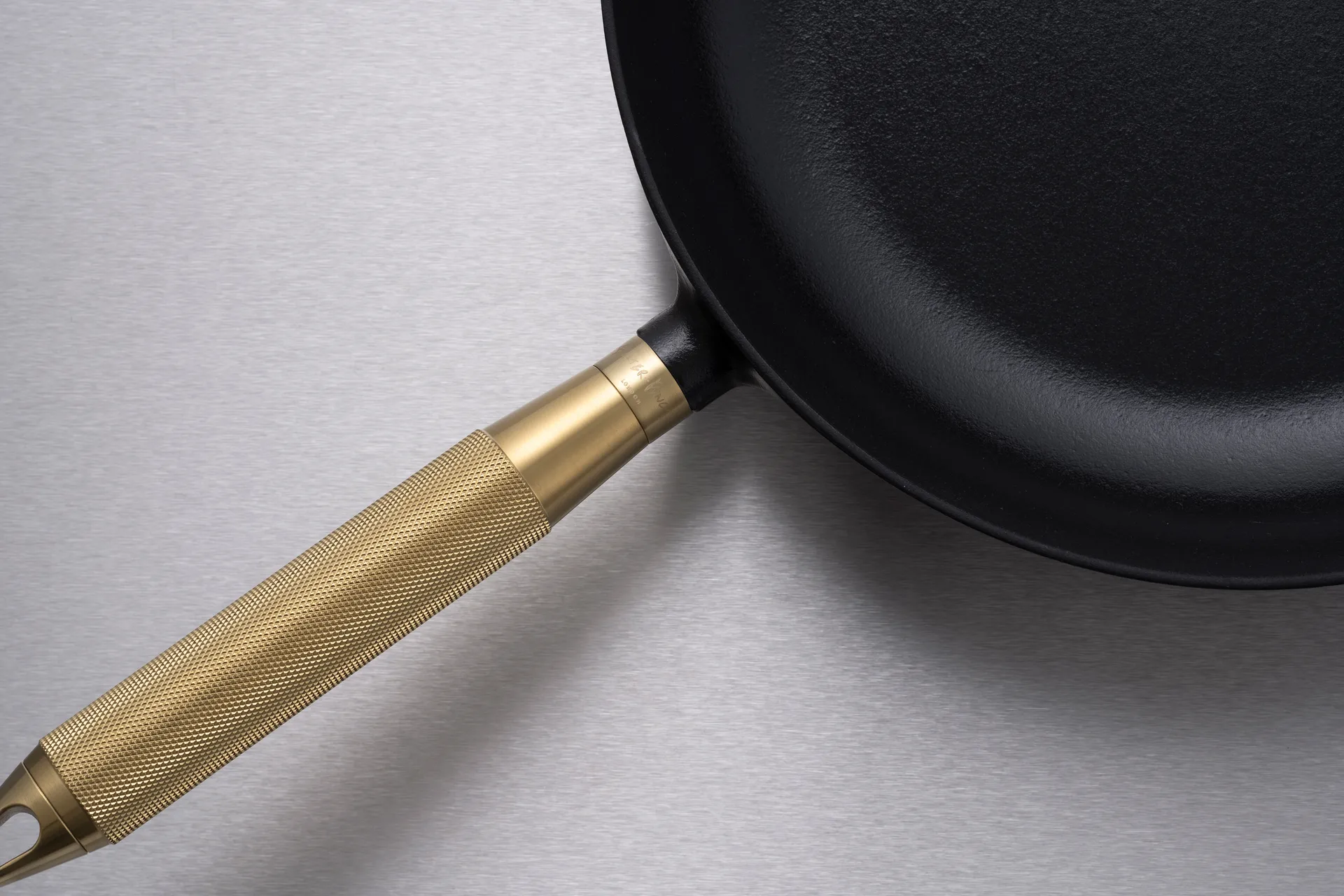 Buster & Punch stegepande støbejern sort Ø28 cm, Messinghåndtag STAUB