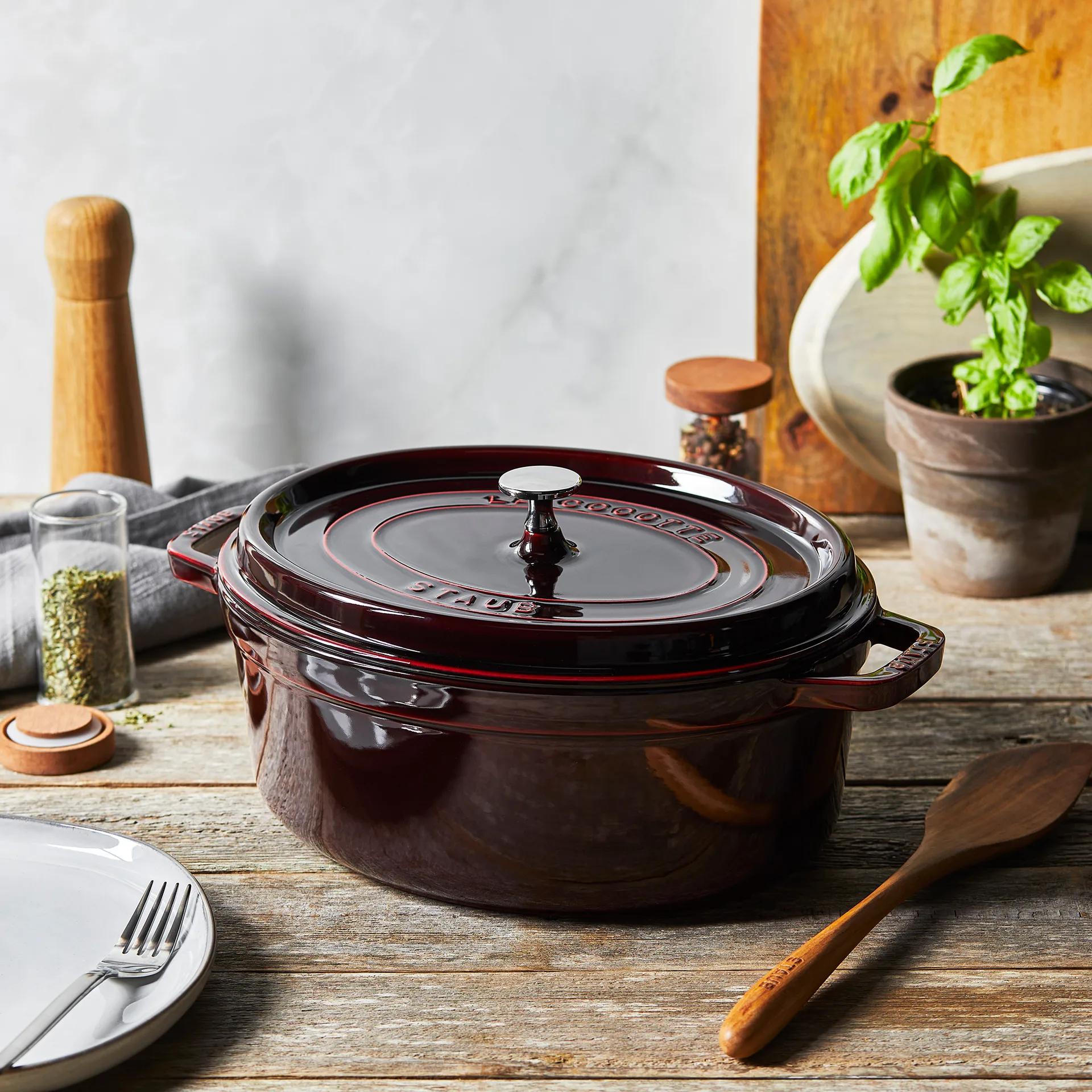 Staub La Cocotte oval gryde støbejern 5,5 L, Grenadine rød STAUB