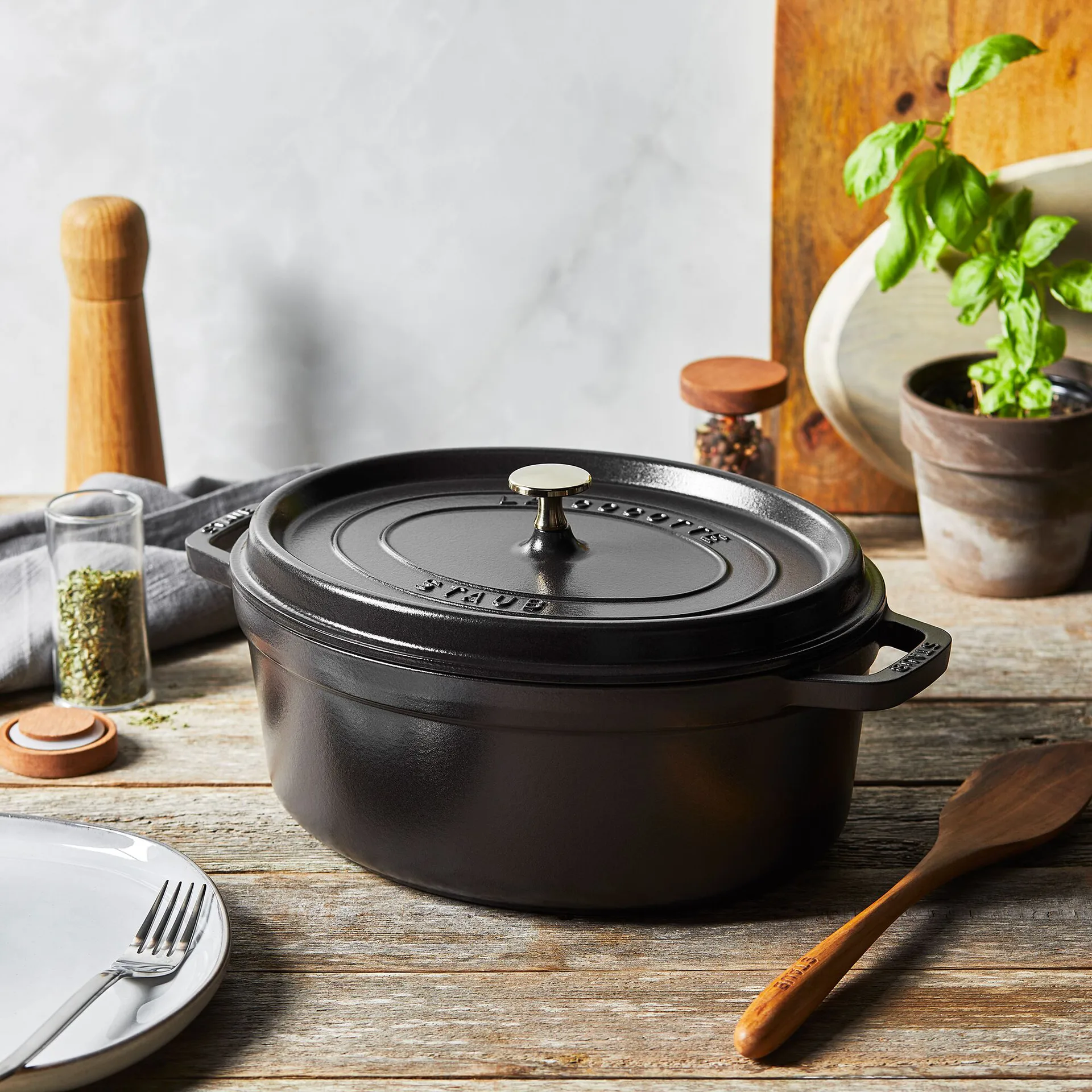 Staub oval gryde i støbejern 4,2 l, Sort STAUB