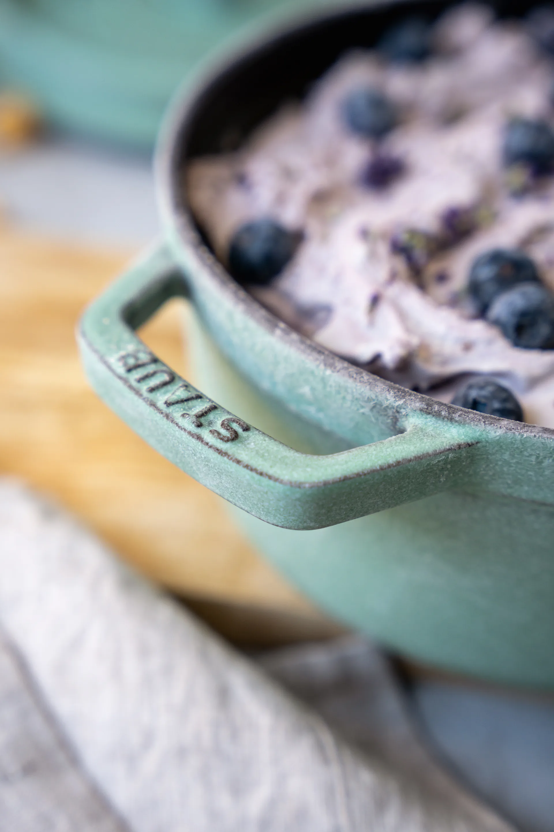 Staub rund gryde i støbejern 3,8 l, Salvia STAUB