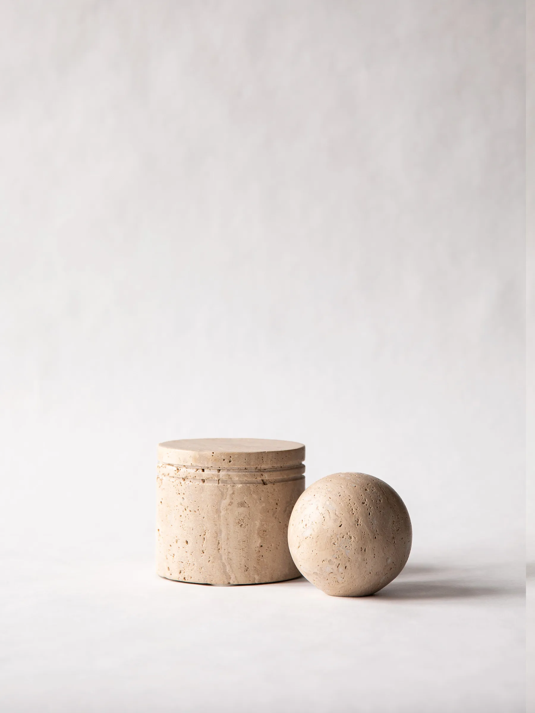 Travertine krukke med låg, Ø13 cm Tell Me More