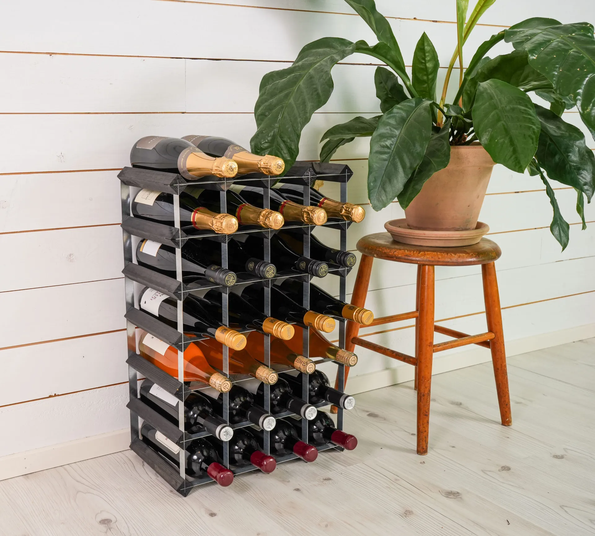 The Swedish Wine Rack Factory vinstativ monteret, 30 flasker-sort fyrretræ The Swedish Wine Rack Factory