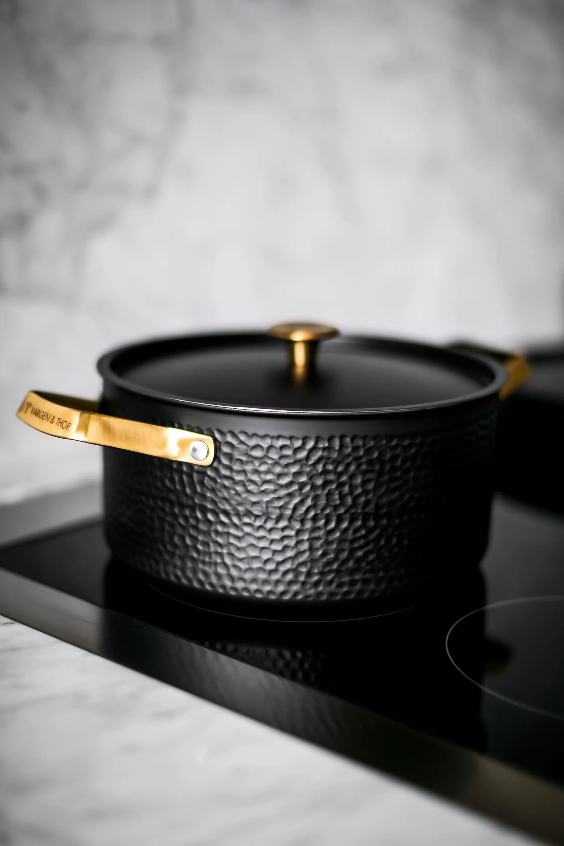 Arvet hamret sort gryde med låg, Mio, 4 L Vargen & Thor