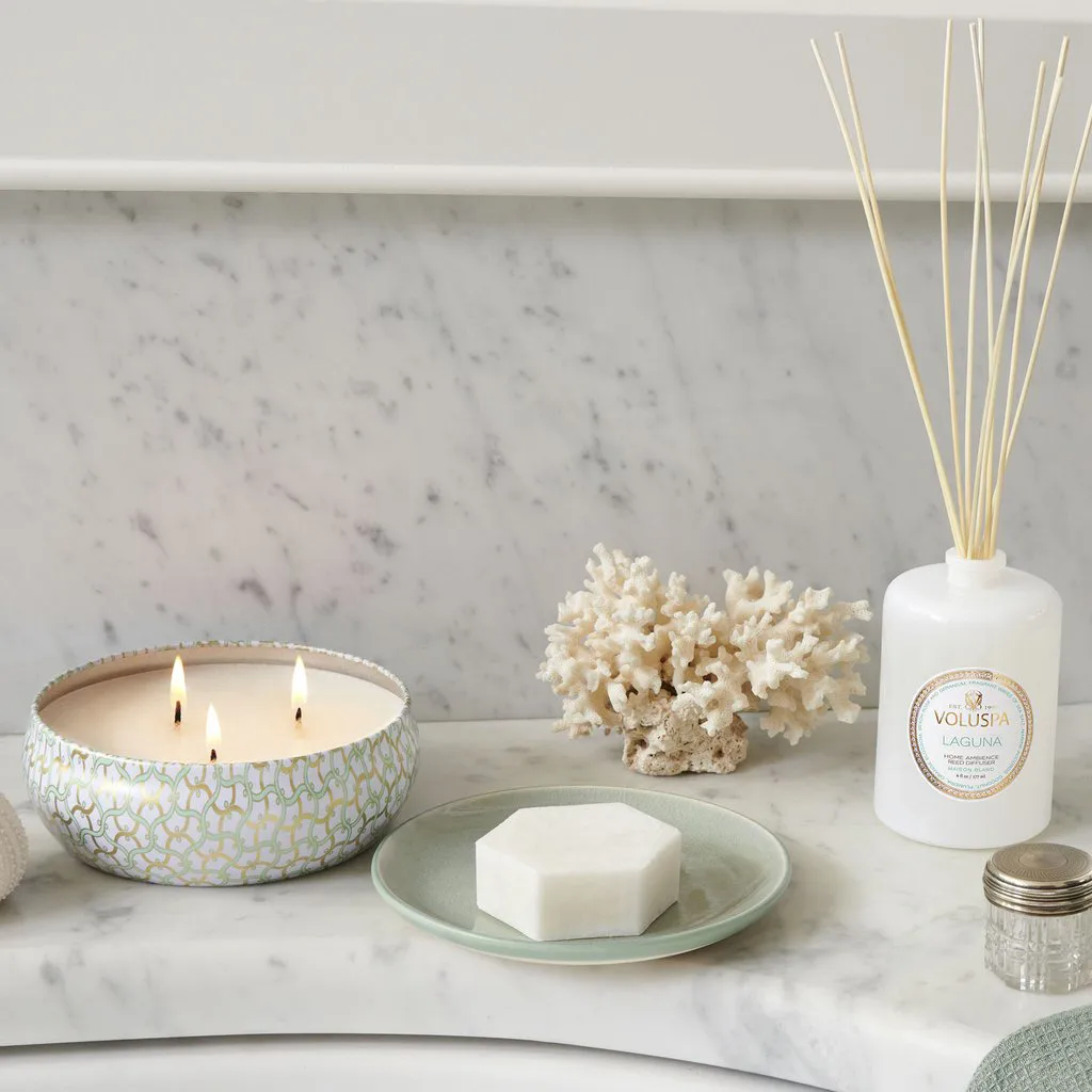 Maison Blanc 3-wick Tin duftlys 40 timer, Laguna Voluspa