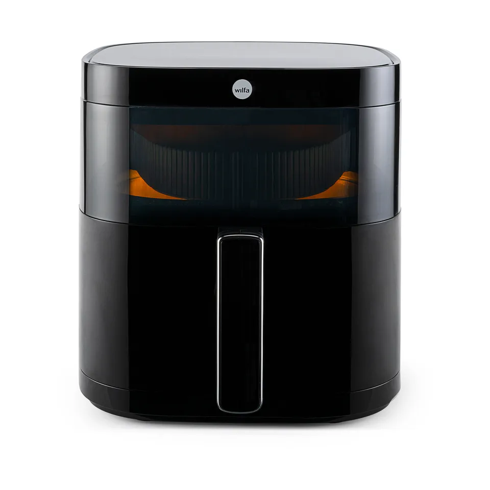 Blank sort airfryer på hvid bund med bredt vindue, hvor et orange varmeelement lyser, og en bred skuffe med smalt kromgreb