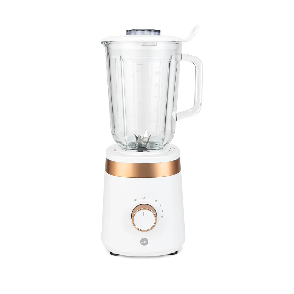 Hvid blender på hvid bund med klar kande med hank, kobberfarvet bånd om motorhuset og en rund drejeknap foran