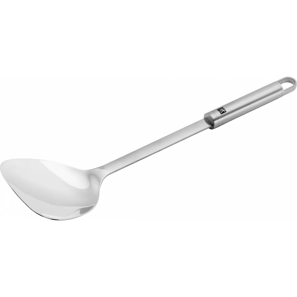 Wokspade i rustfrit stål med bredt blad og langt rundt skaft, på hvid baggrund