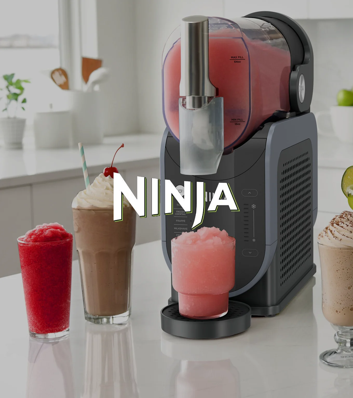 Ninja maskine til frosne drikke omgivet af glas med rød slushice, chokolademilkshake og lyserøde frosne drikke på køkkenbord.