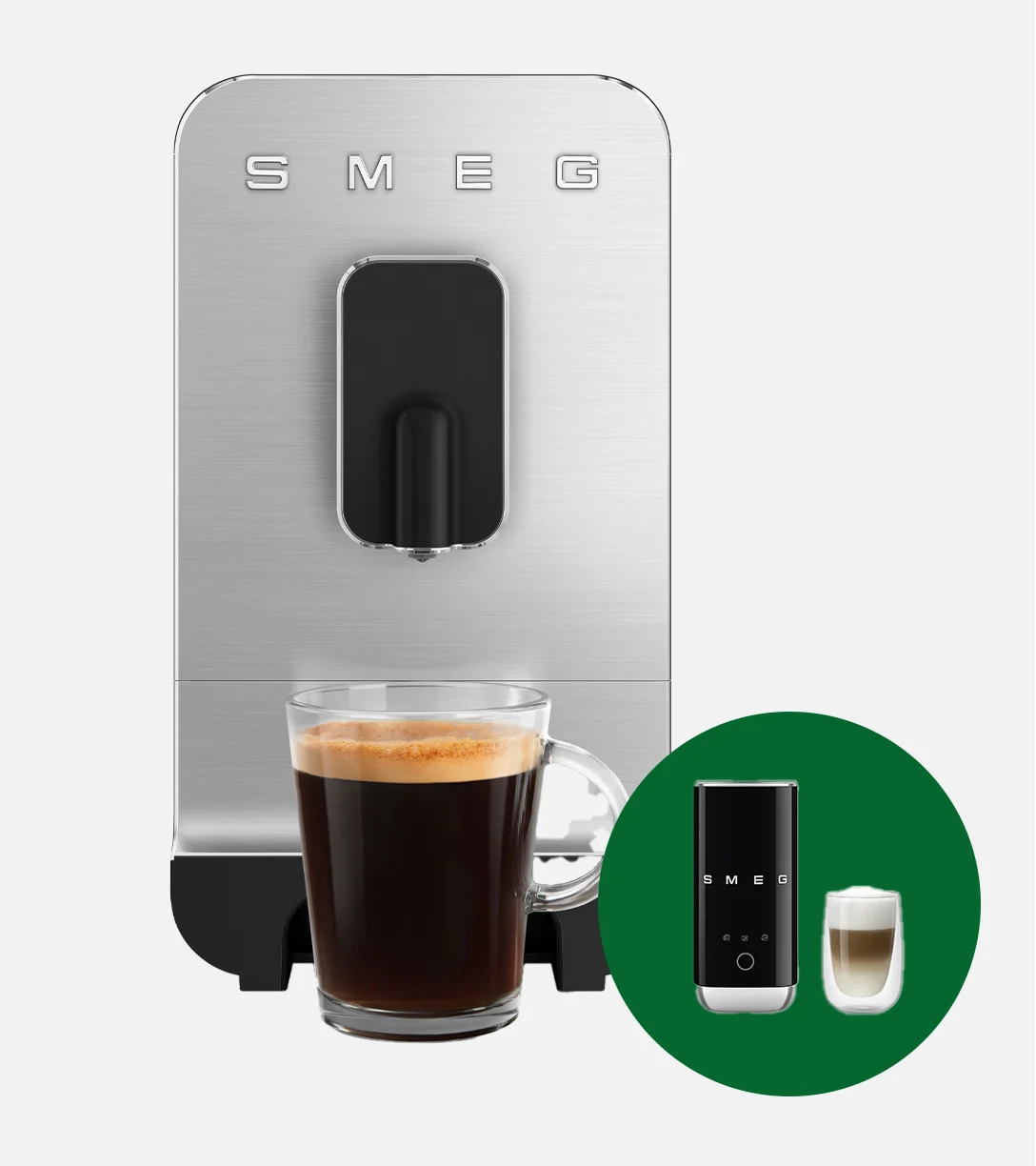 Sølv kaffemaskine, der hælder kaffe i et glaskrus. En sort mælkeskummer og et glas skummetmælk er vist i en grøn cirkel.