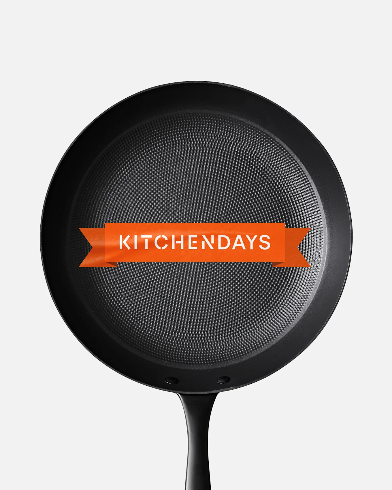Sort stegepande med en tekstureret overflade og et orange banner hen over midten, der viser 'KITCHENDAYS'.