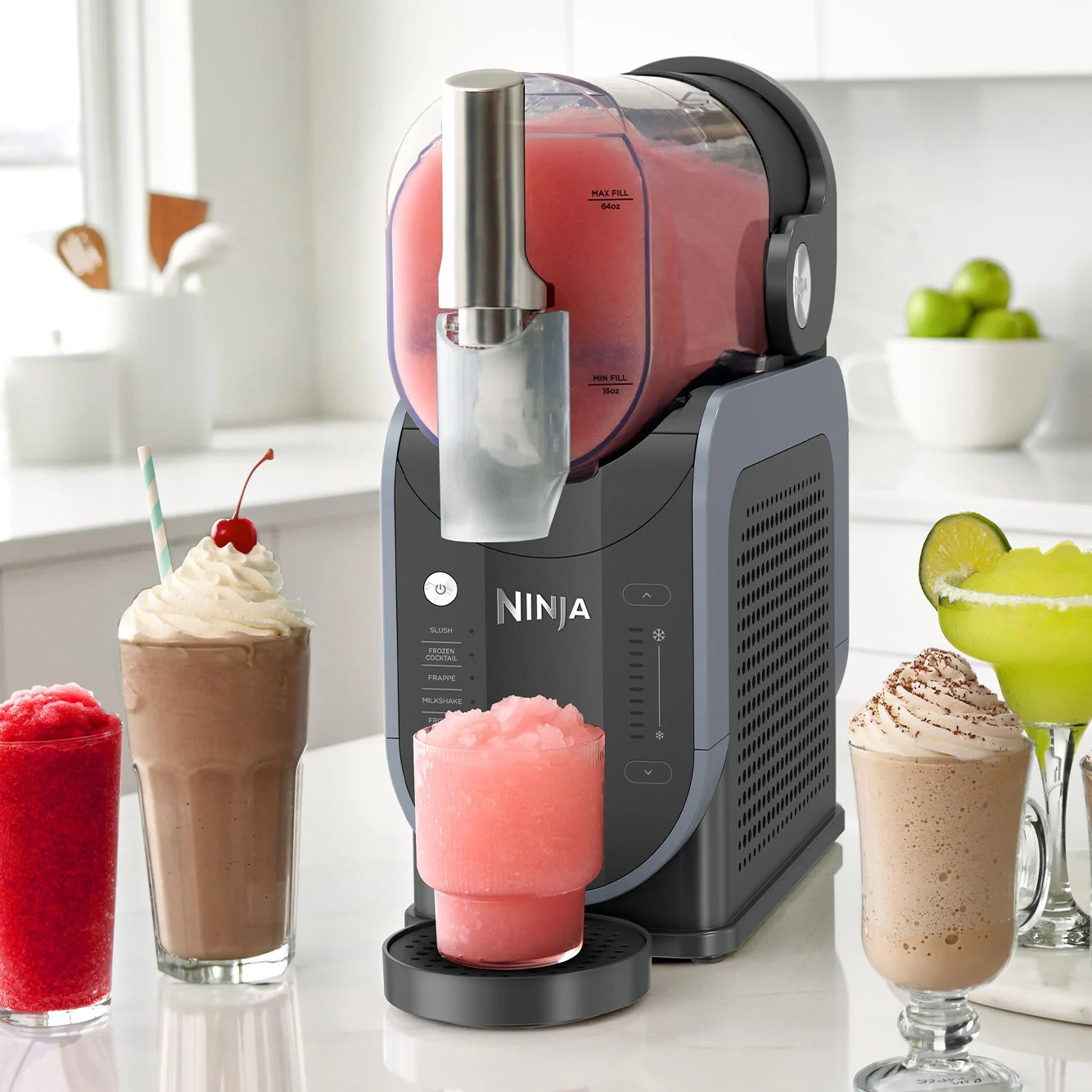 Slushie-maskine laver lyserød slushie, omgivet af milkshakes, slushies og en margarita.